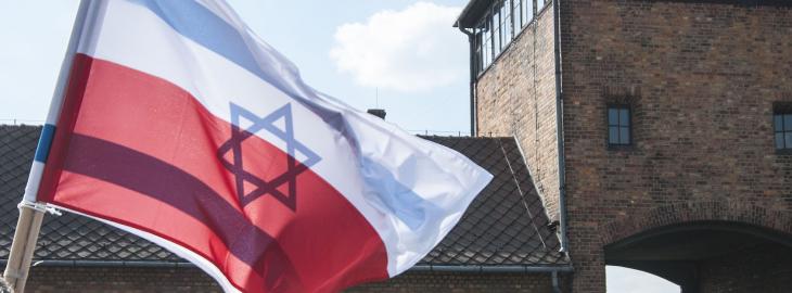 Flagi Polski i Izraela w Auschwitz