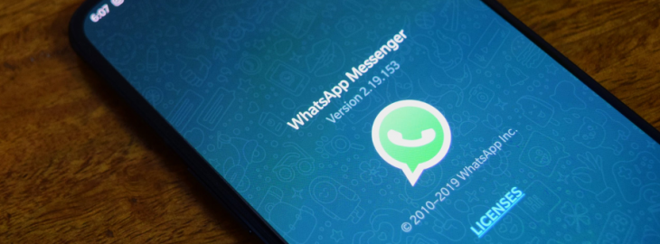 ekran telefonu, na którym wyświetlone jest logo WhatsAppa