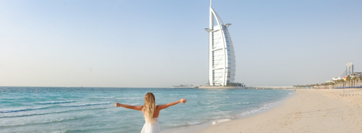 kobieta z rozpostartymi ramionami w Dubaju