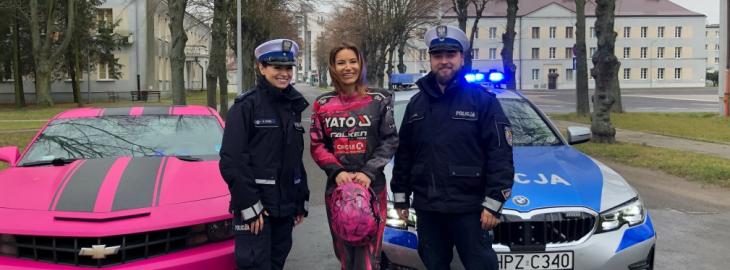 Karolina Pilarczyk stojąca z dwojgiem policjantów z grupy SPEED