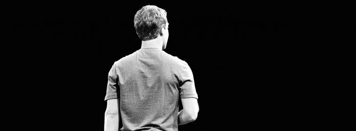 Mark Zuckerberg odwrócony tyłem
