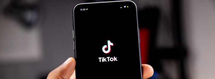 Logo TikToka na smartfonie 
