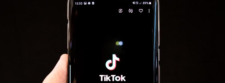 Aplikacja TikTok w telefonie