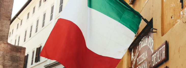 flaga Włoch na tle miasta