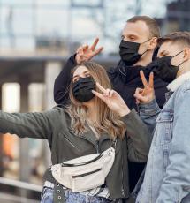 młodzi ludzie w maskach selfie