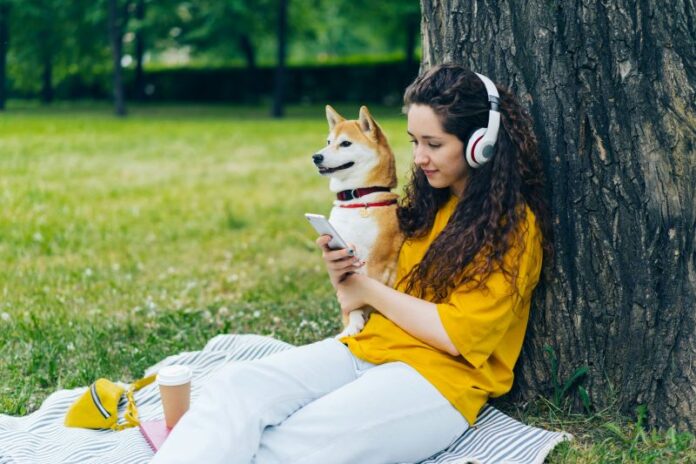 Kobieta słuchająca podcastu