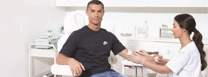 Cristiano Ronaldo oddający krew