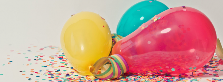 urodzinowe balony, konfetti