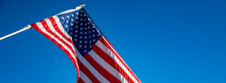 flaga USA na tle niebieskiego nieba