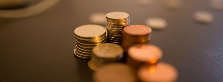 monety leżące na stole
